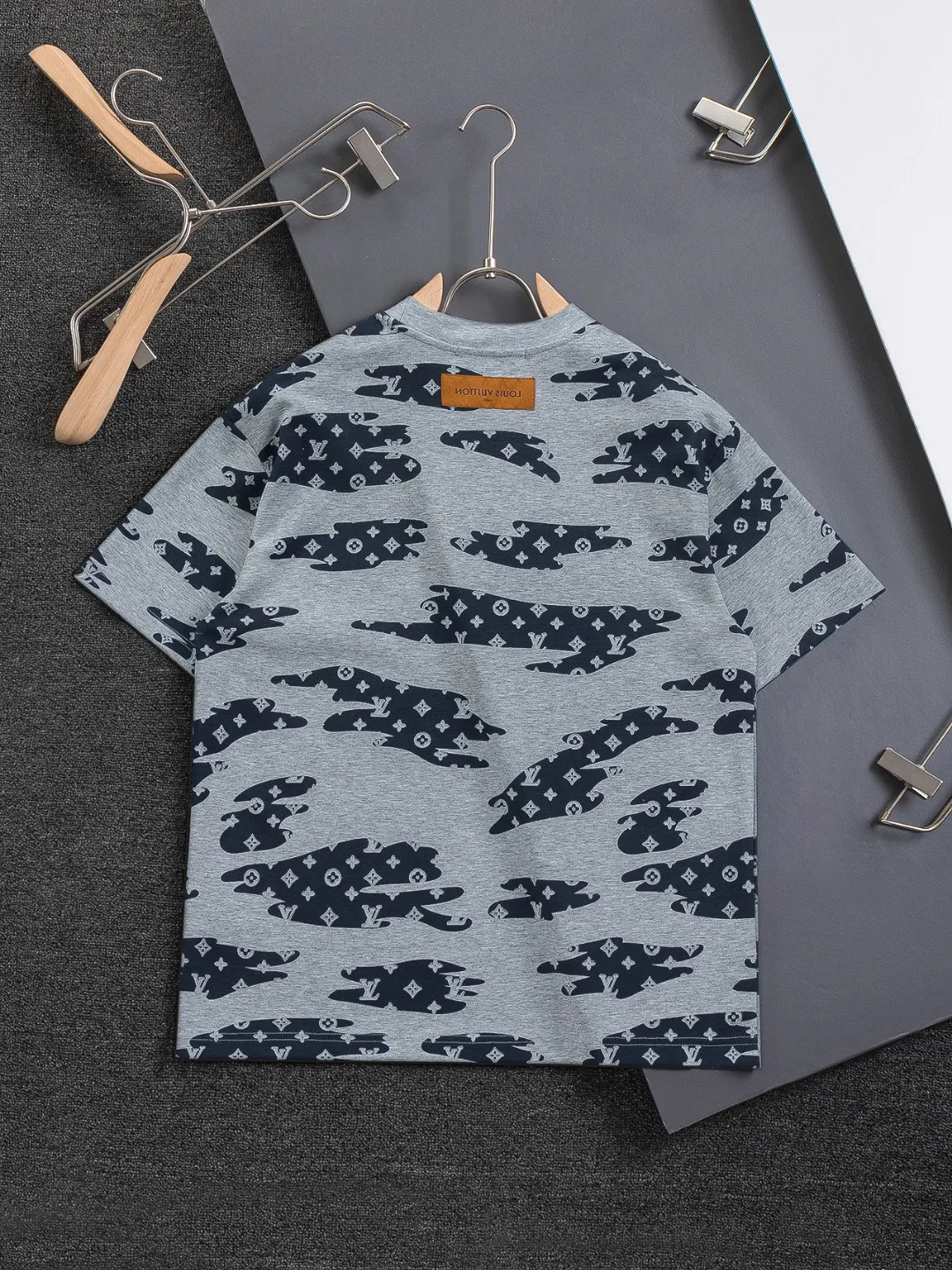 🅿️210 Louis Vuitton 1V LV micro-wide version S-XL LV 26ss new product counters are on the shelves at the same time. Multiple craftsmanship, composite fabrics, all-over cutting🔥Fire flower clouds☁️letter logo🪡 embroidery, round neck short-sleeved T-shirt, same style for men and women! Consigned to one-to-one creation. Synchronized with the official website, pure cotton fabrics at the counter! It is close to the skin and comfortable, durable and easy to wear. It has a classic and simple logo design and meticulous original craftsmanship. Short-sleeves, a must-have item for men, do not appear to be the same for the general public, but must be unique and eye-catching. This LV short-sleeve is all about quality, comfort, the same shape and fashion as always, including fabrics and cutting techniques. All of them have been made with great effort! 320 grams of washed pure cotton fabric, pure cotton is breathable, very refreshing and comfortable for daily wear. The rib knitting on the neckline is smooth and tight, and the neckline will not be skewed if you toss it at will. The loose version, you will find that it looks really good on the upper body. The overall is minimalist and neat, super versatile for daily use! Pair it casually with a pair of pants for a youthful look. A T-shirt will make your outfit crazy. It is a fashionable item that can never go wrong! Color: Black White Gray Purple Size: S-XL Size chart: S: Shoulder width 50-Bust 56-Length 70 M: Shoulder width 52-Bust 57-Length 72 L: Shoulder width 54-Bust 59-Length 74 XL: Shoulder width 56-Bust 62-Length 76